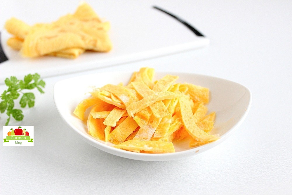 Яичный блин: рецепт для салата