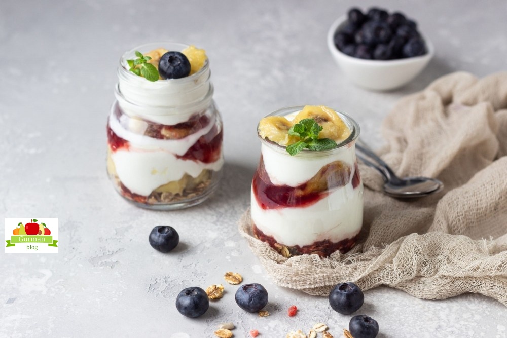 Йогуртовое парфе с карамелизированными бананами