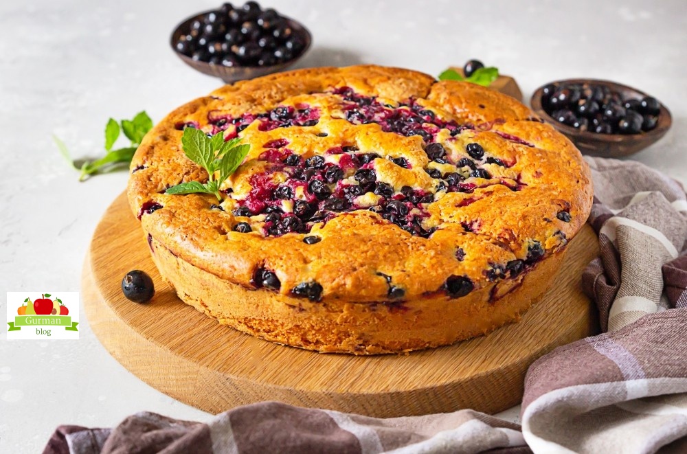 Йогуртовый пирог с черной смородиной