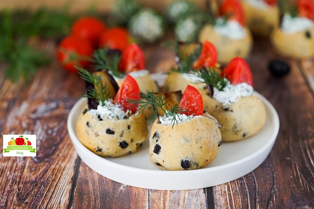 Закусочные булочки с маслинами