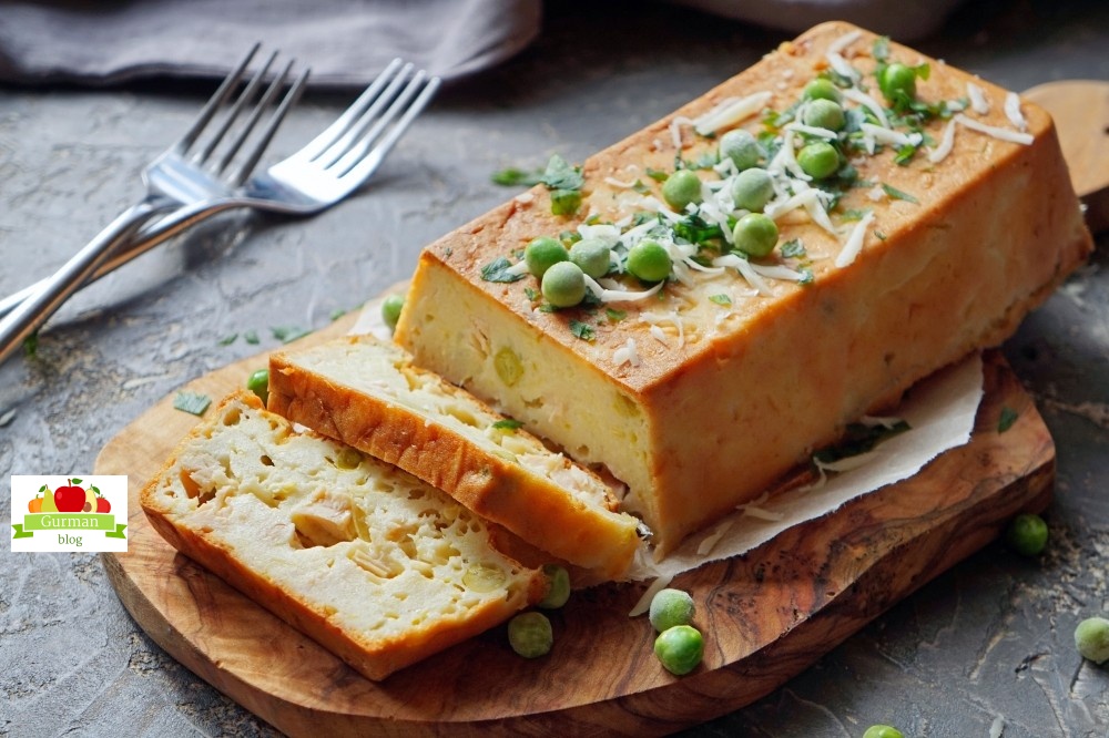 Закусочный кекс из кабачка с зеленым горошком