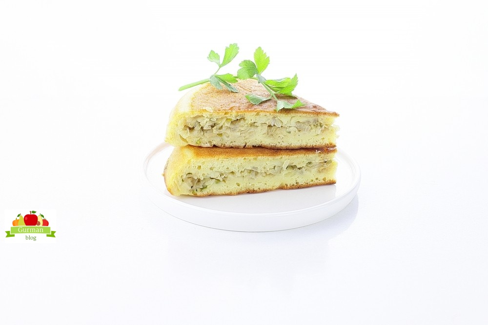 Заливной пирог с капустой на сковороде