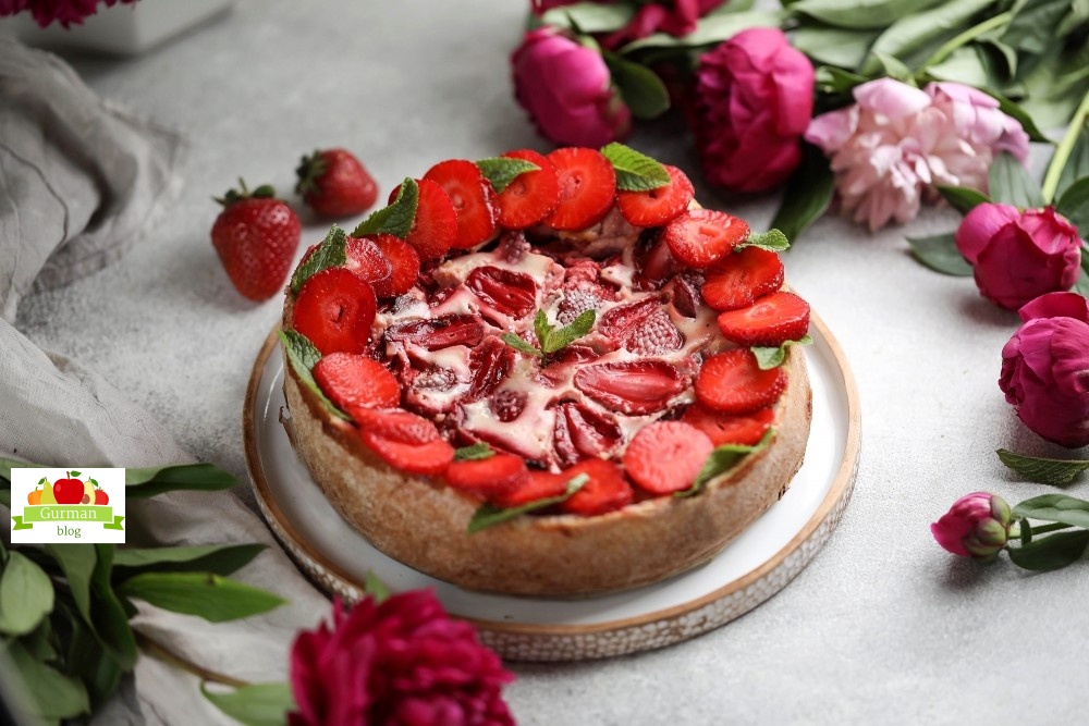 Заливной пирог с клубникой