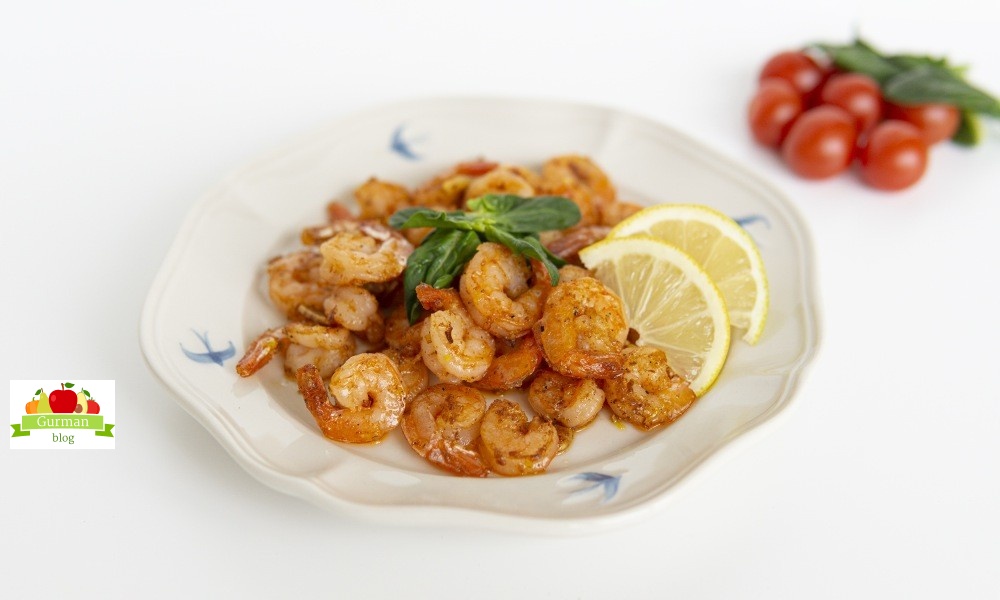 Замороженные креветки на сковороде