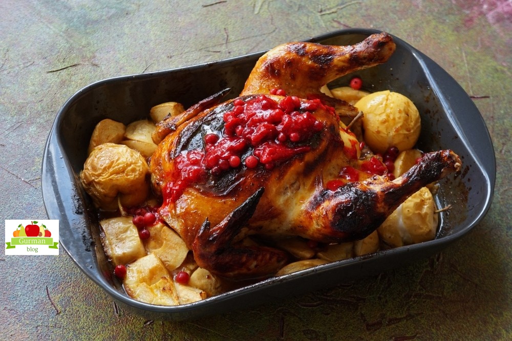 Запеченная курица с яблоками и брусничным соусом