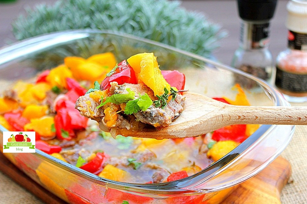 Запеченное мясо с тыквой и сладким перцем