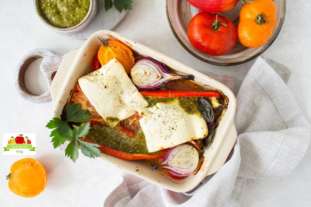 Запечённые овощи с сыром фета и соусом песто