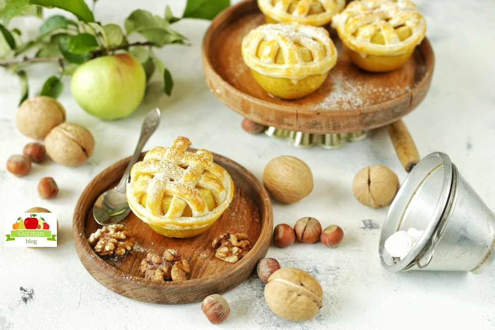 Запеченные яблочки с шапочкой из теста