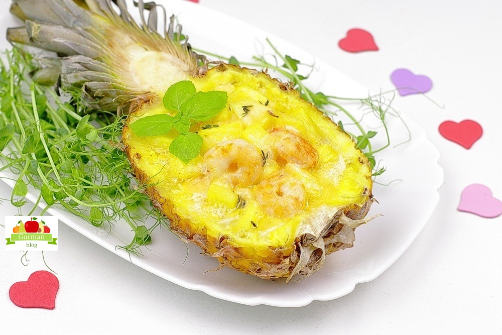 Запеченный ананас в духовке с креветками и сыром: рецепт к романтическому ужину