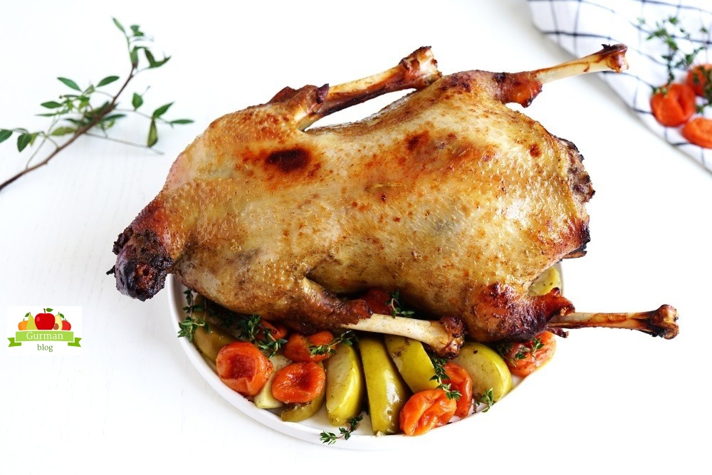 Запечённый гусь в духовке целиком с хрустящей корочкой