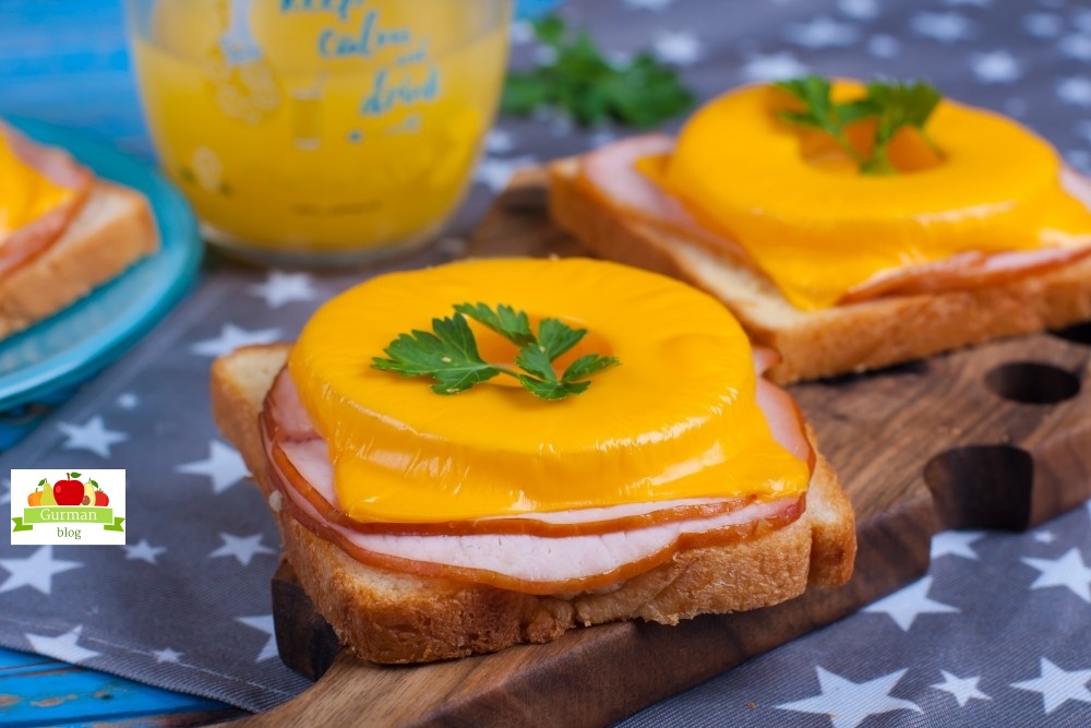 Запеченный сэндвич с ветчиной и ананасом