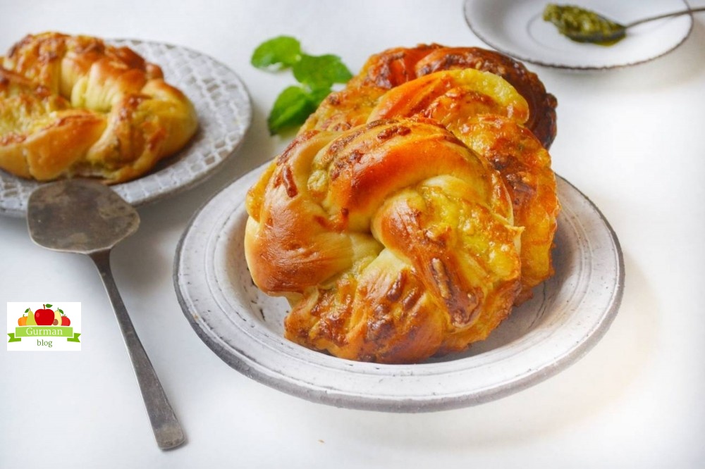 Завитушки с соусом “Песто” из дрожжевого теста