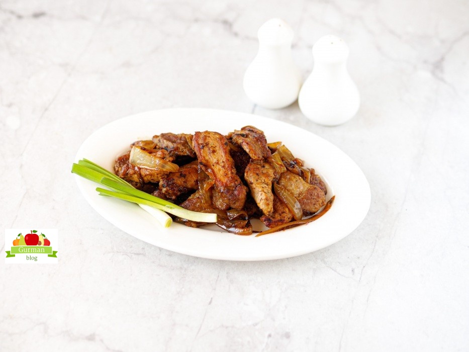 Зажарка из свинины на сковороде с луком