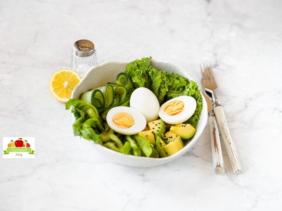 Зелёный боул с авокадо и яйцом на завтрак