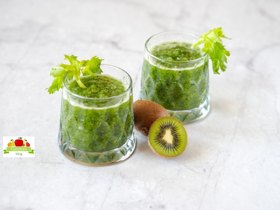 Зеленый смузи детокс коктейль