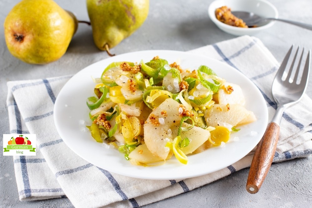 Жареная груша с луком-порей на сковороде