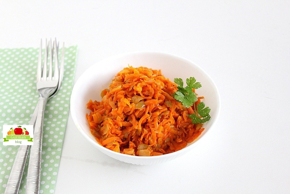 Жареная морковь с луком на сковороде