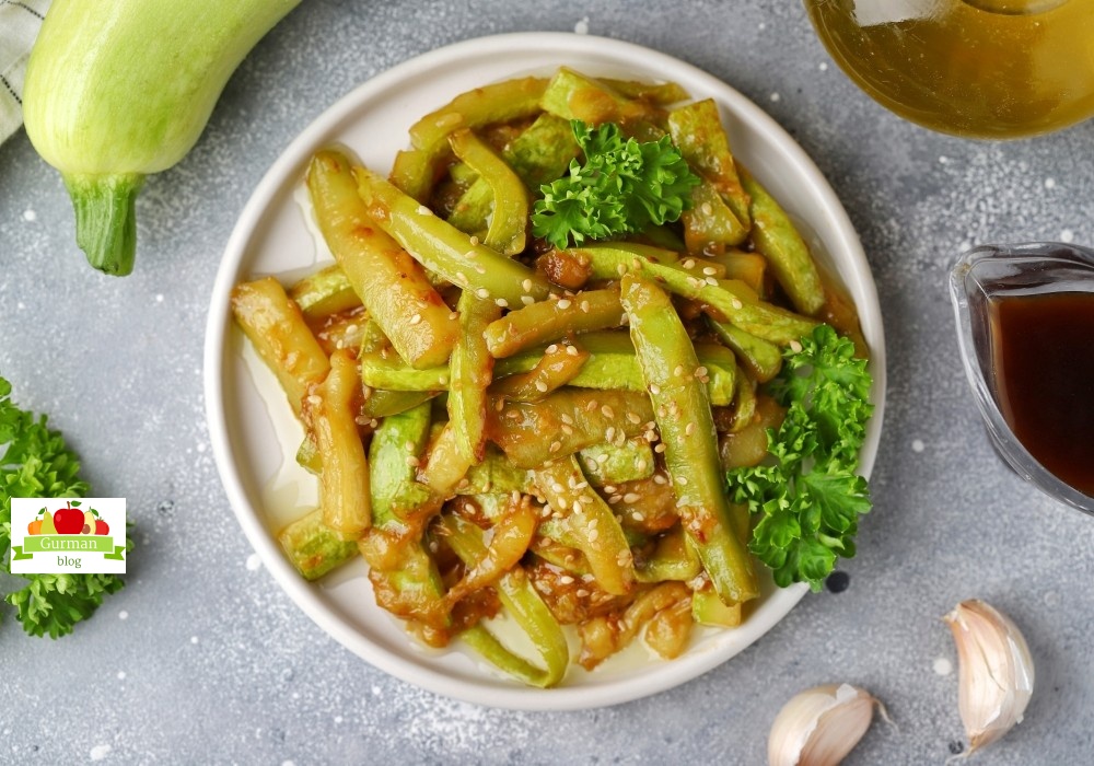 Жареные кабачки с чесноком и соевым соусом за 15 минут