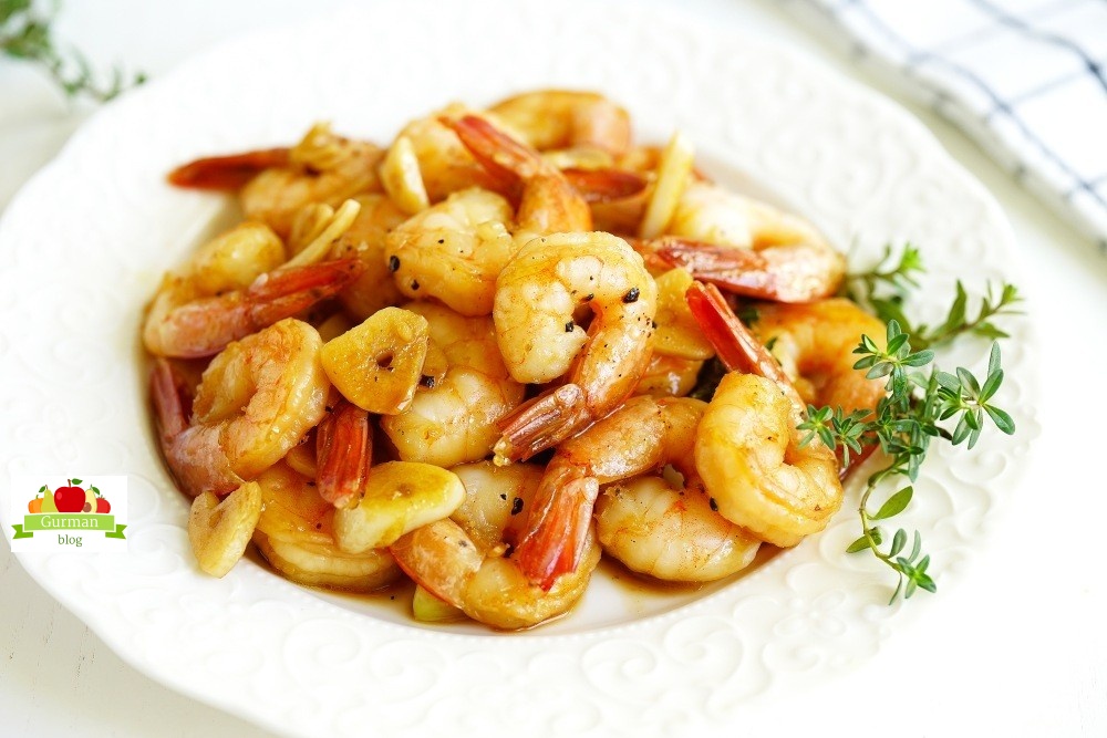 Жареные креветки с чесноком в соевом соусе