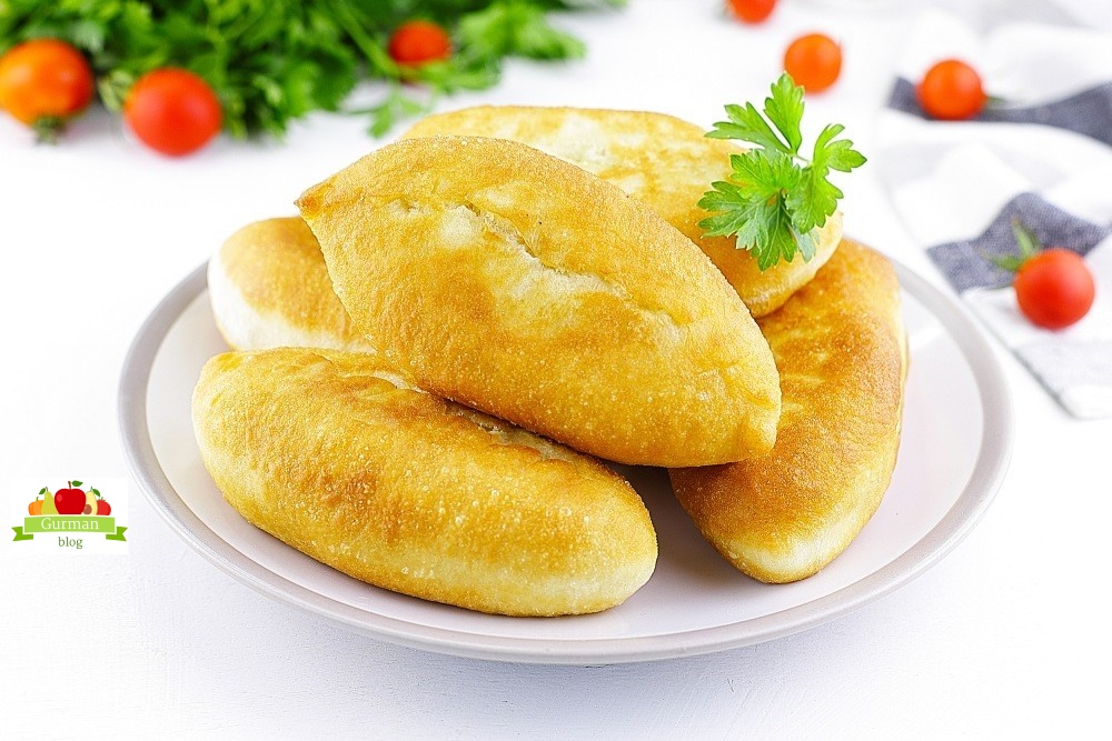 Жареные пирожки с зеленым луком и яйцом